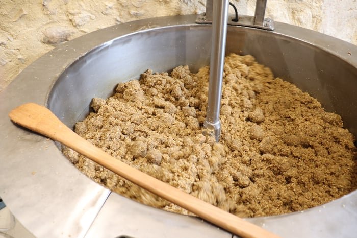 Cuisson de la pate de noix dans le poelon de l huilerie